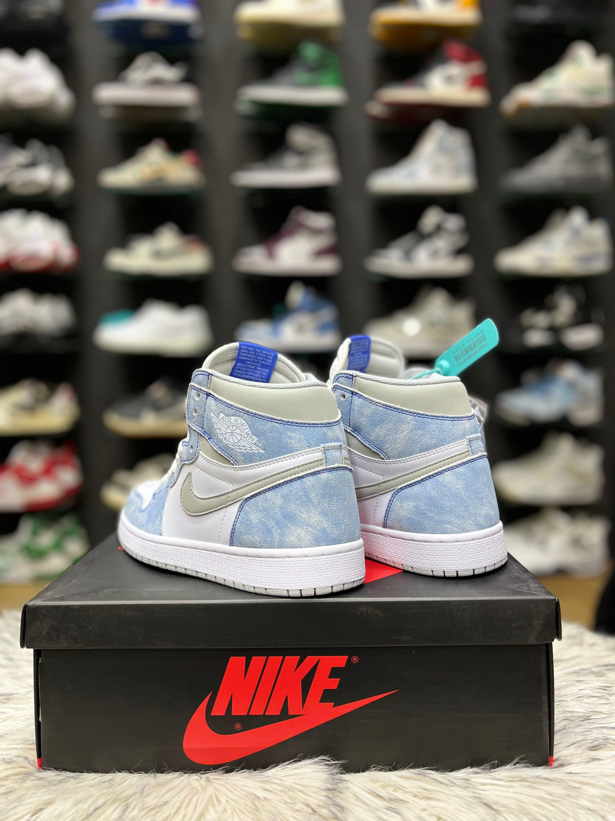 Air Jordan 1 Retro High OG 'Hyper Royal'